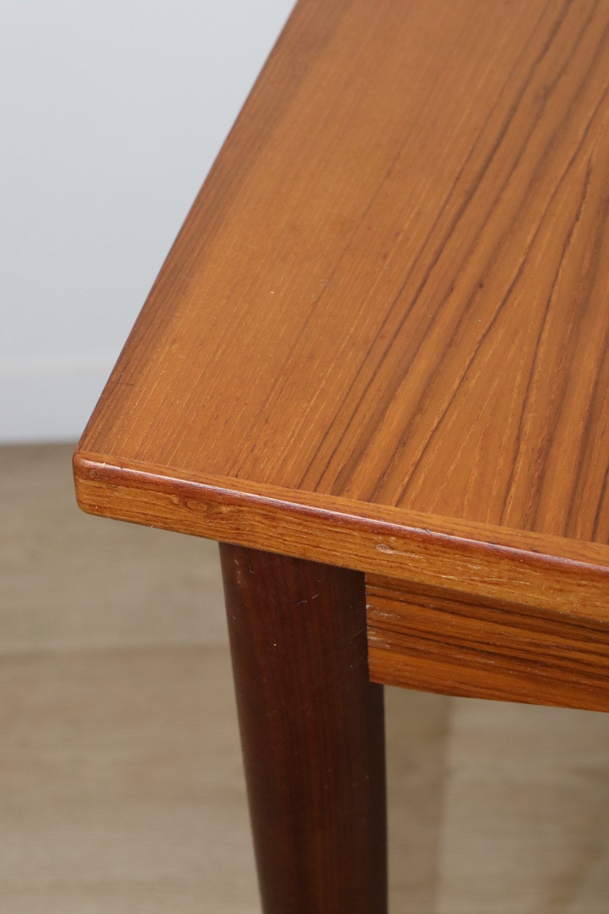 Table de repas scandinave extensible en teck – années 60