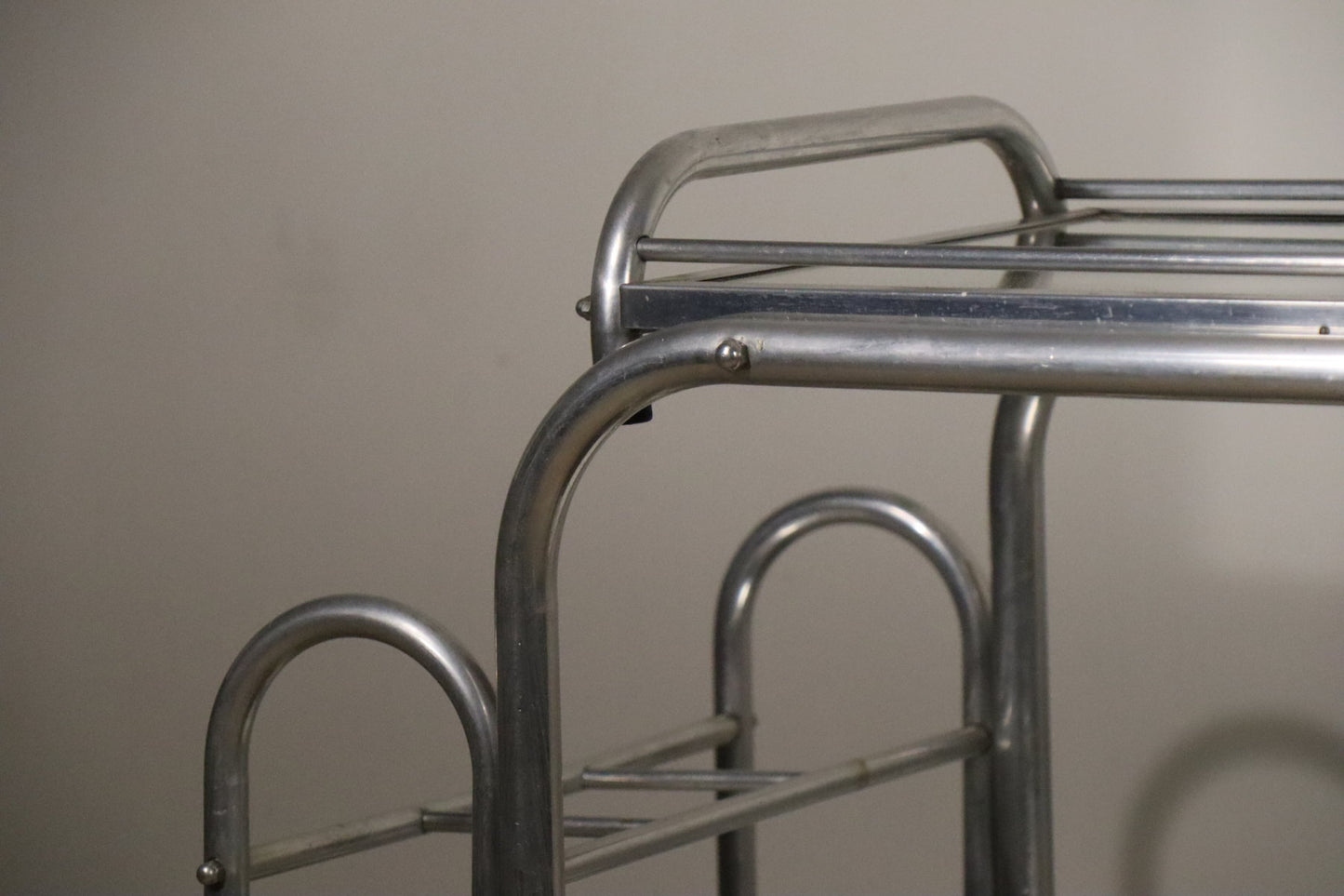 Desserte roulante vintage années 70 en métal chromé et verre miroir