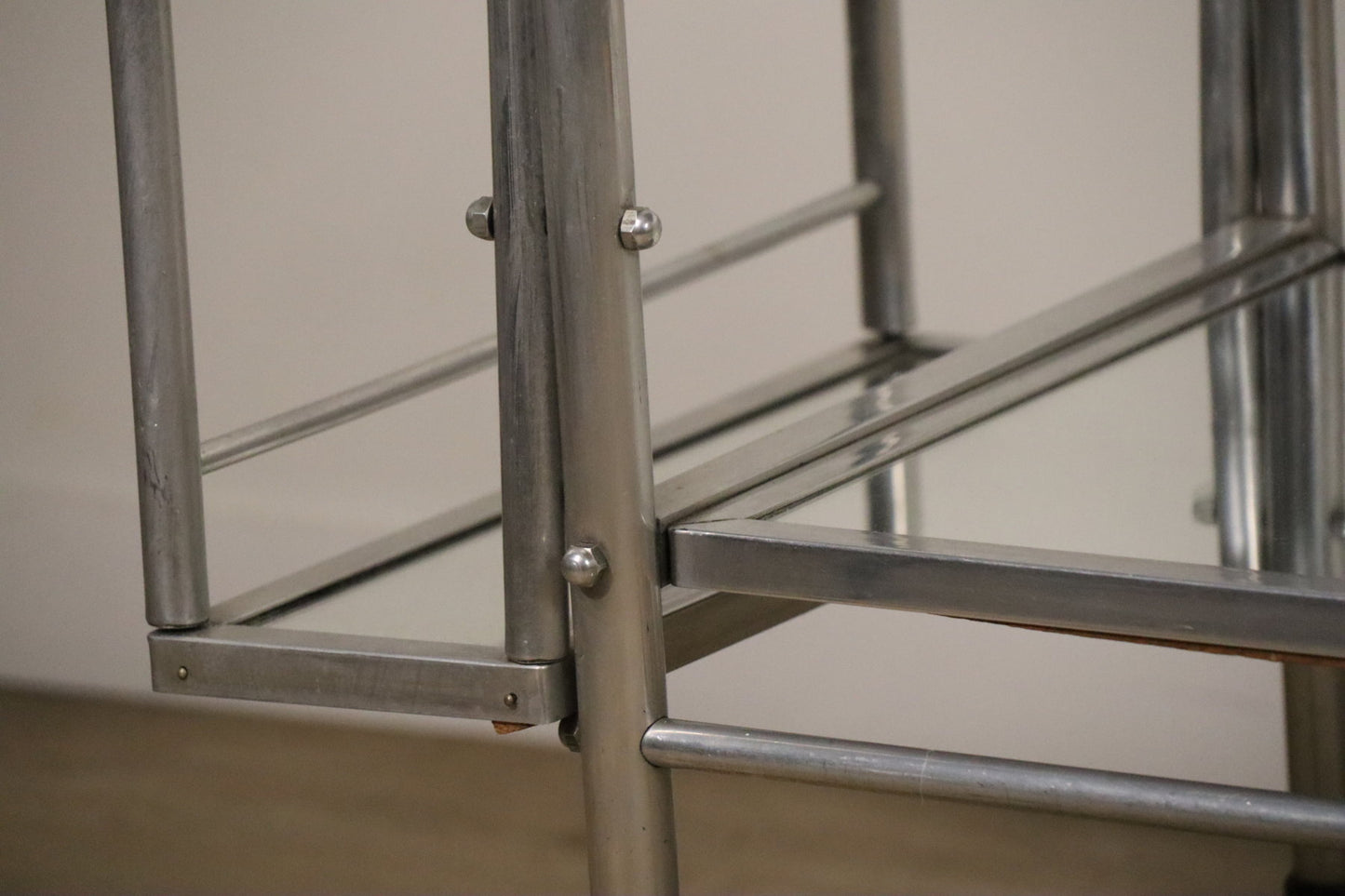 Desserte roulante vintage années 70 en métal chromé et verre miroir