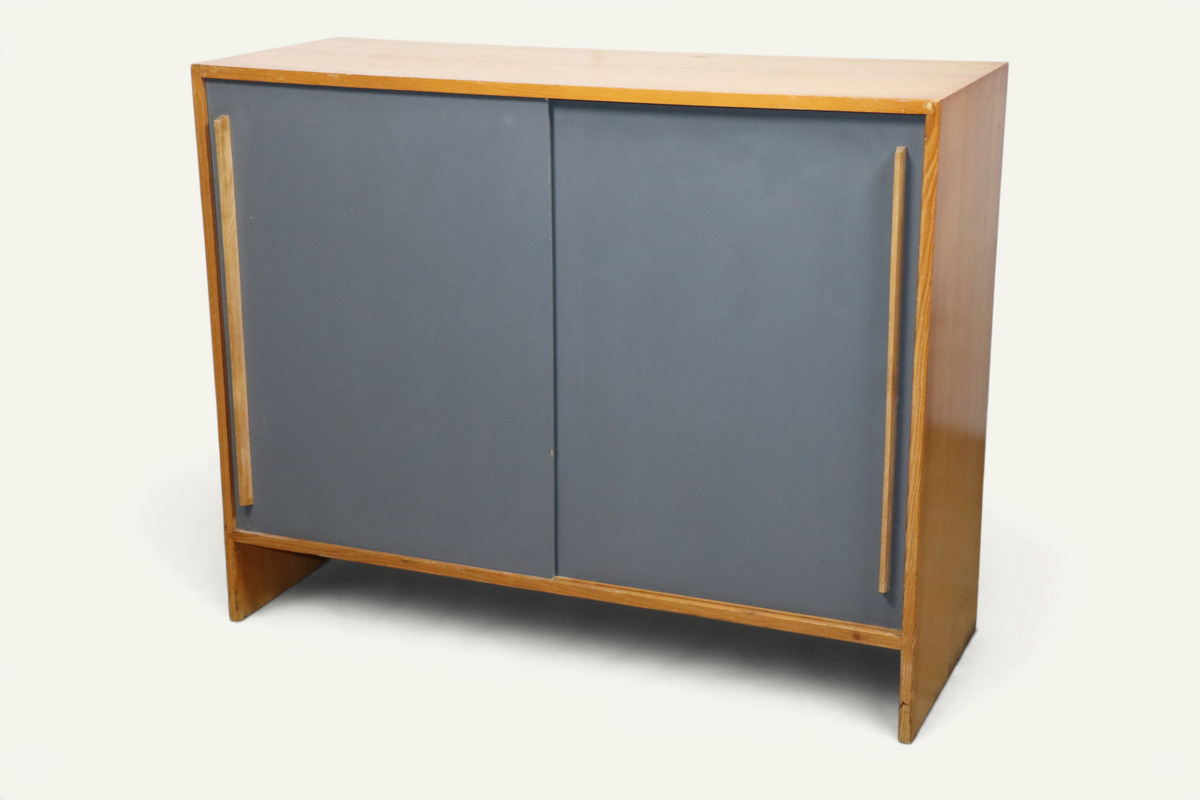 Meuble d’appoint vintage en bois à portes coulissantes – années 60