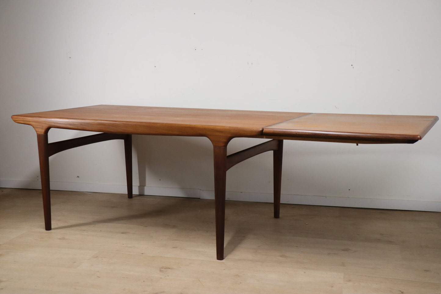 Table de repas scandinave par Johannes Andersen en teck, 1960