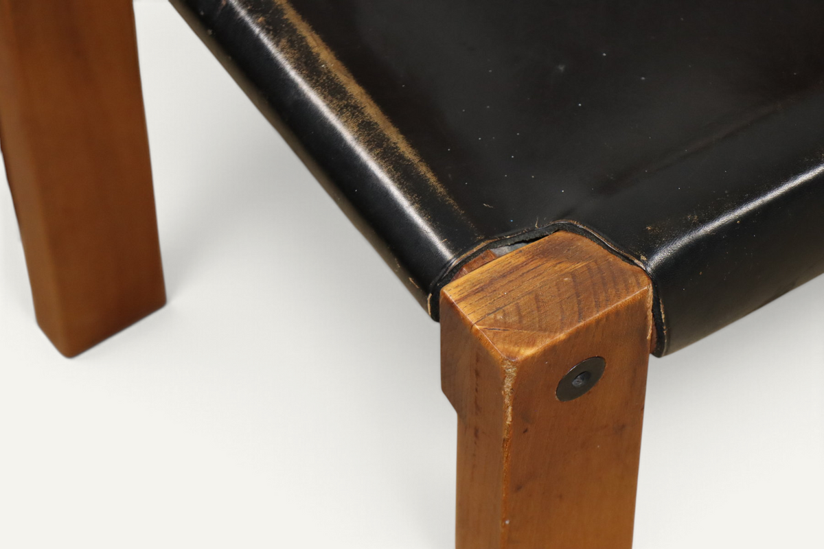 Série de 4 chaises S24 de Pierre Chapo – Orme massif et cuir noir – 1970
