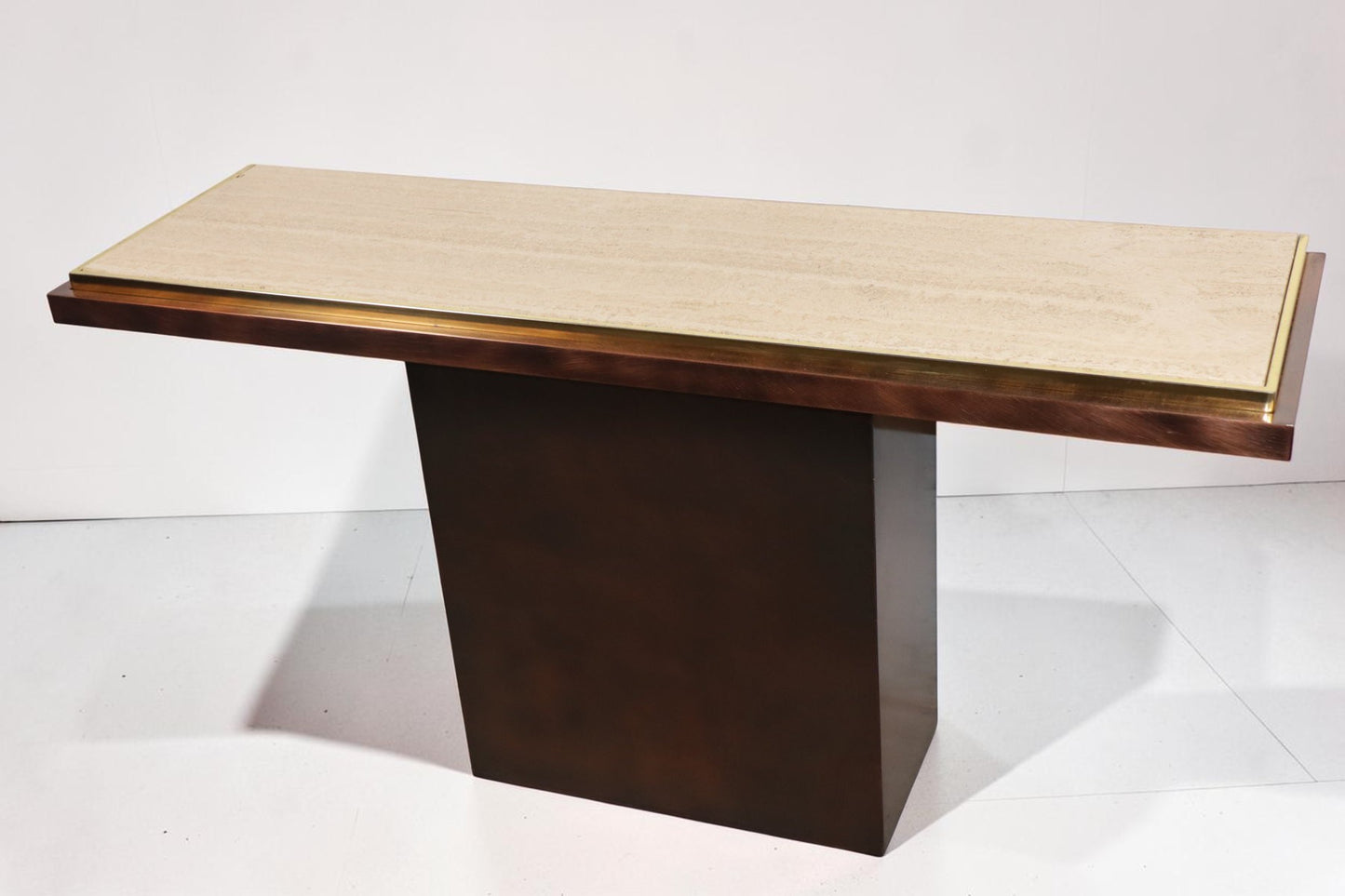 Console minimaliste en travertin et métal patiné — années 70