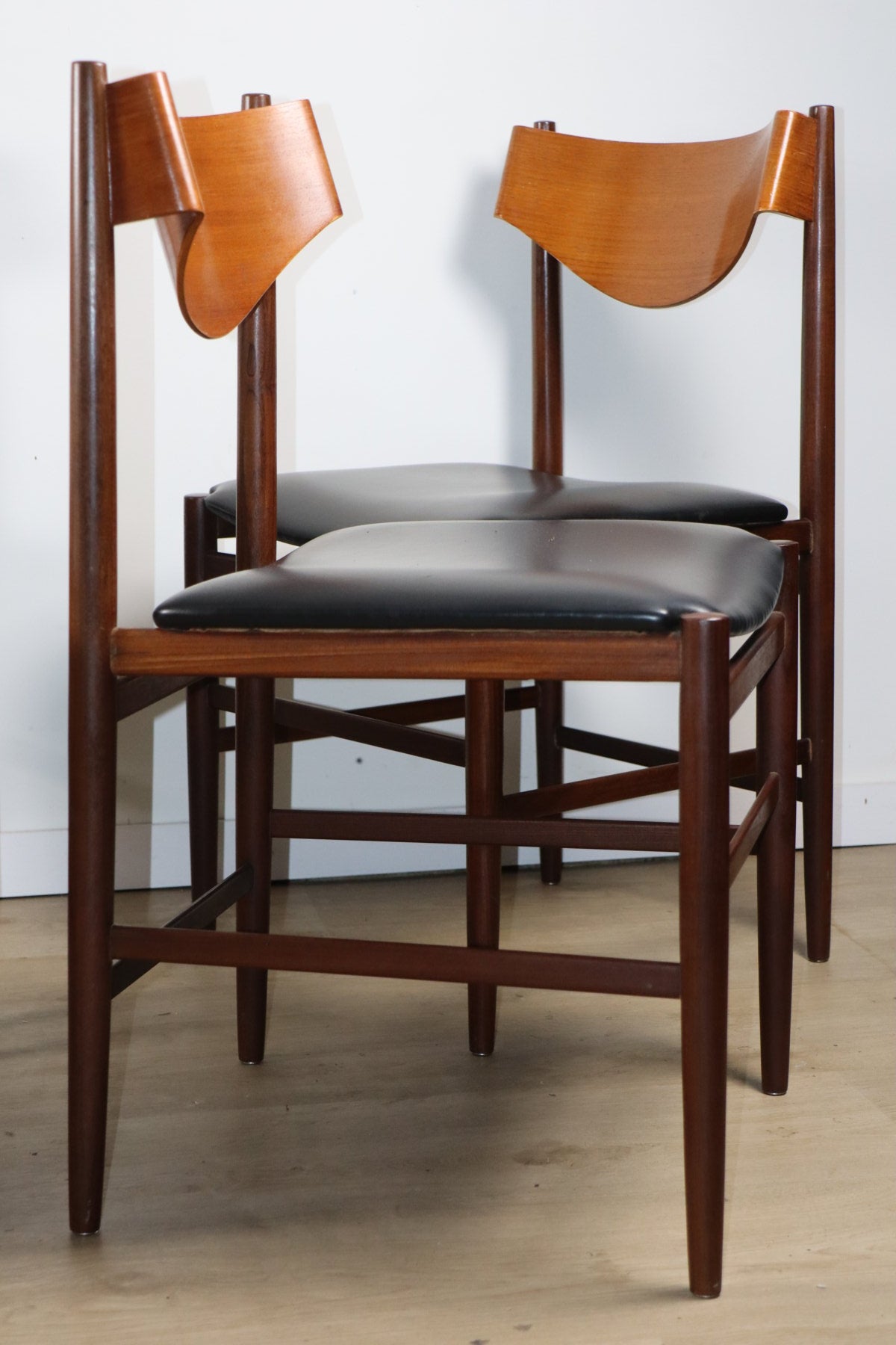 Série de 6 chaises Gianfranco Frattini en teck et skaï noir – années 60