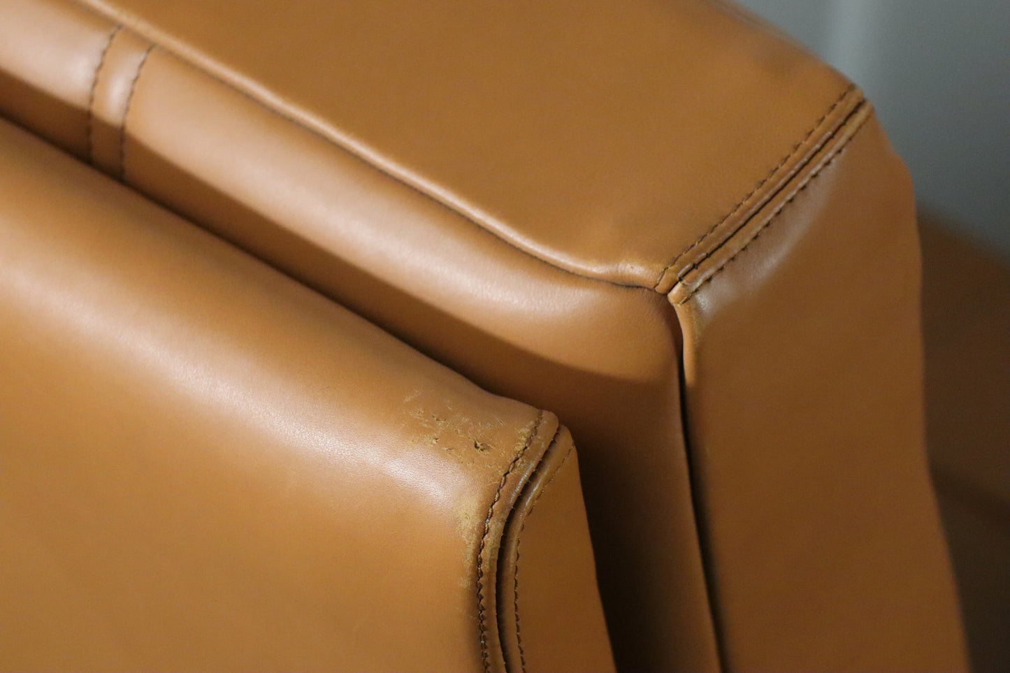 Paire de fauteuils vintage années 50 en bois noir et cuir caramel