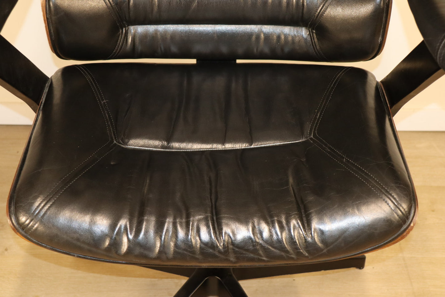 Fauteuil de bureau vintage en skaï et bois - 1970