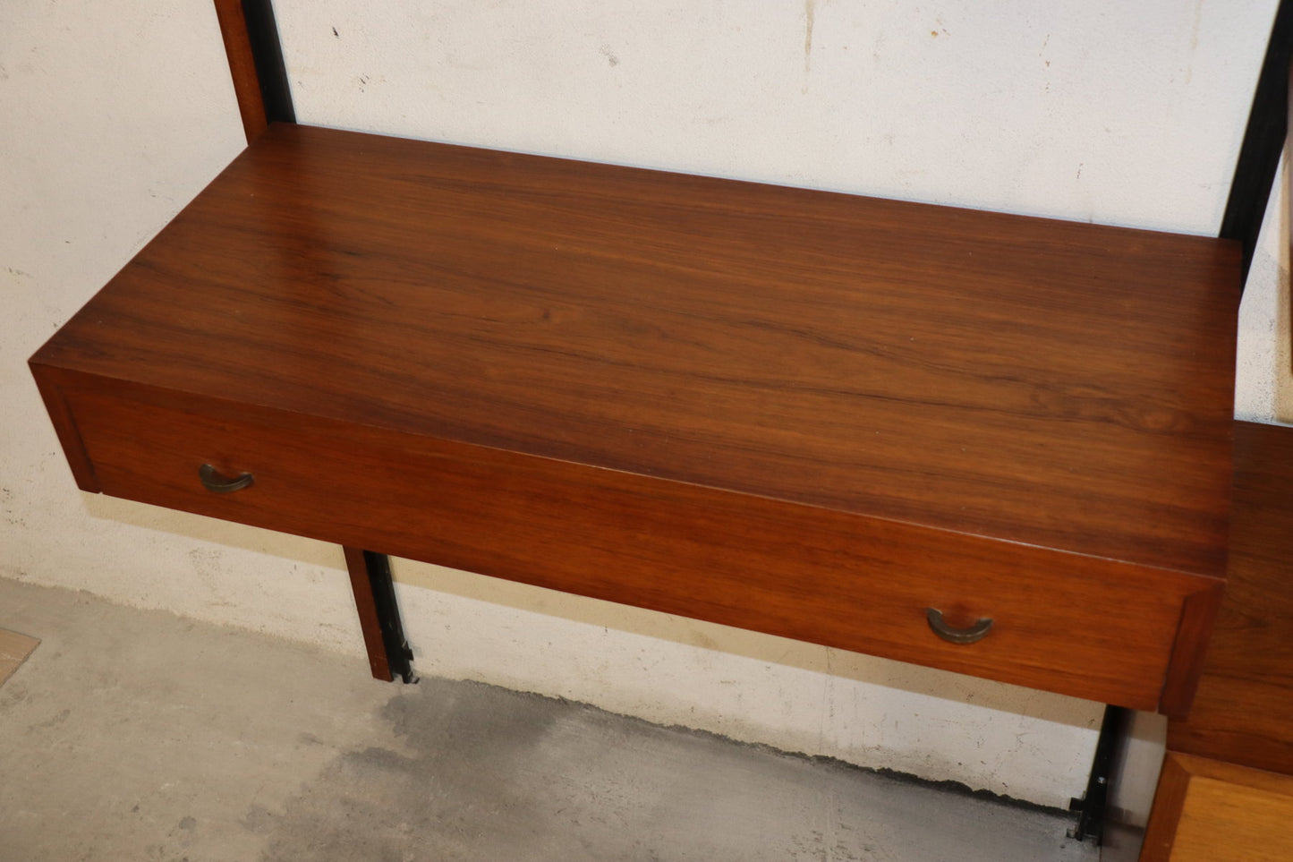 Bibliothèque murale modulable en teck et laiton – années 60