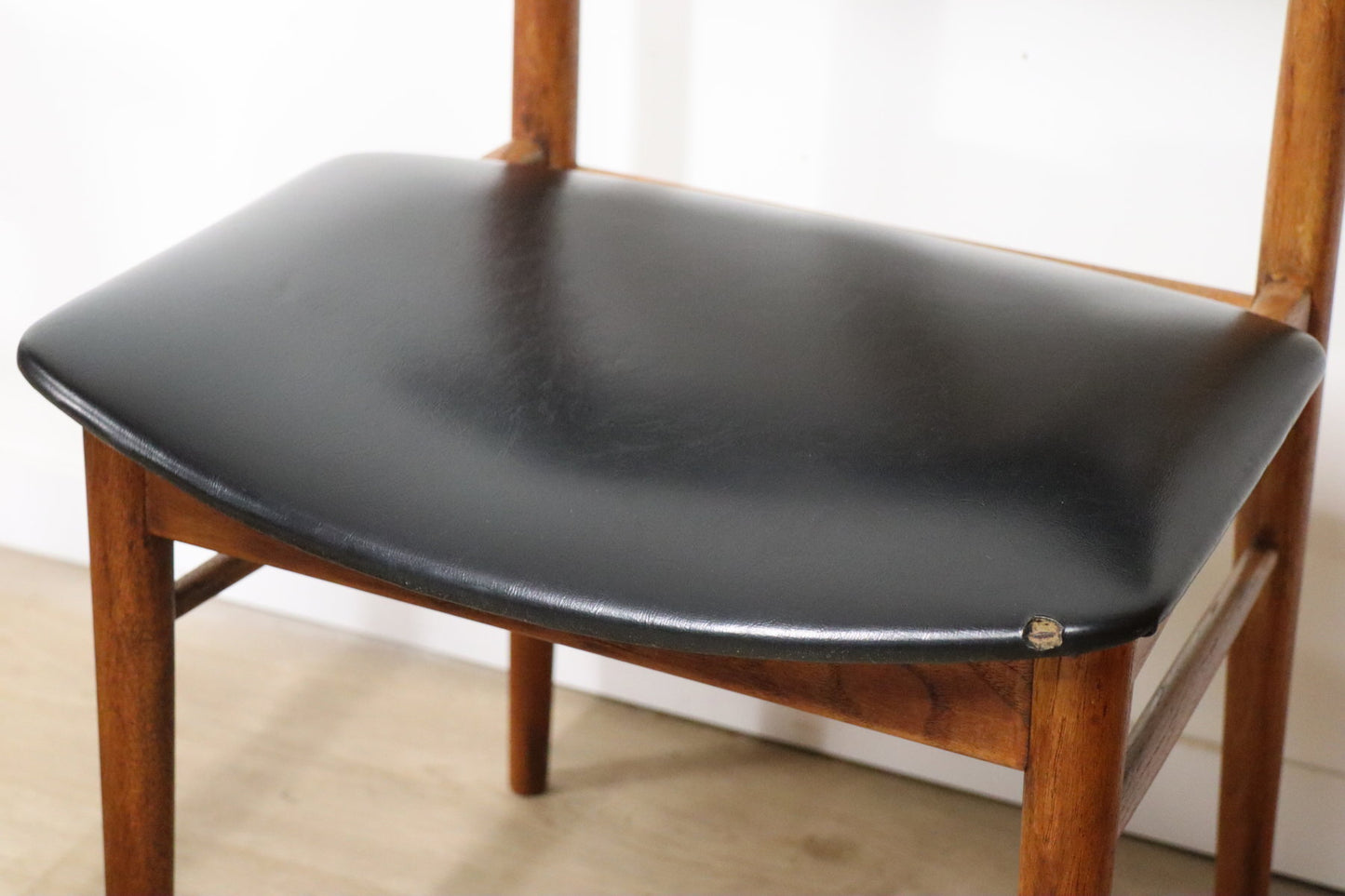 Série de 4 chaises scandinave en teck et skaï, 1960