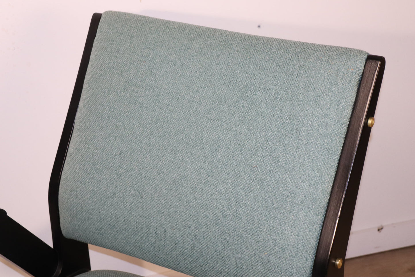 Fauteuil vintage années 60 en bois noir et tissu