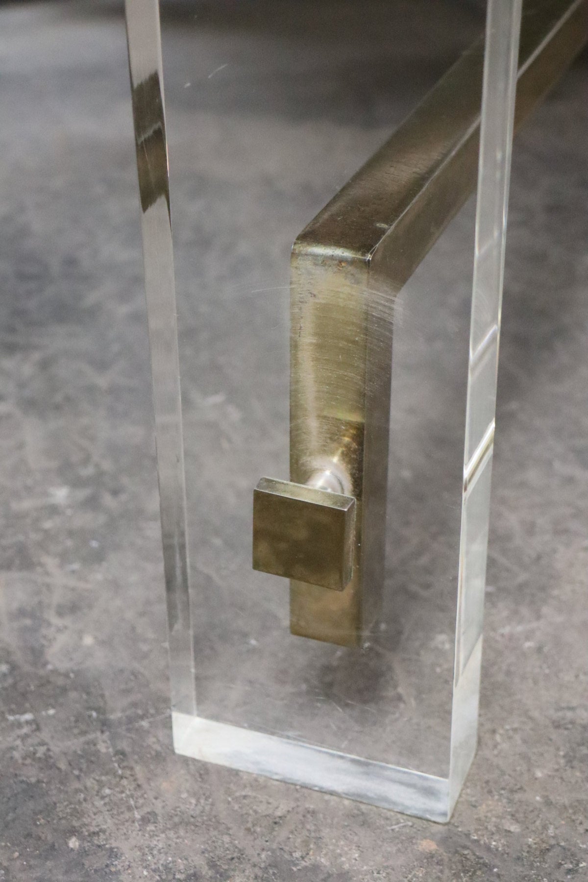 Table de repas années 70 en travertin, métal doré et plexiglas