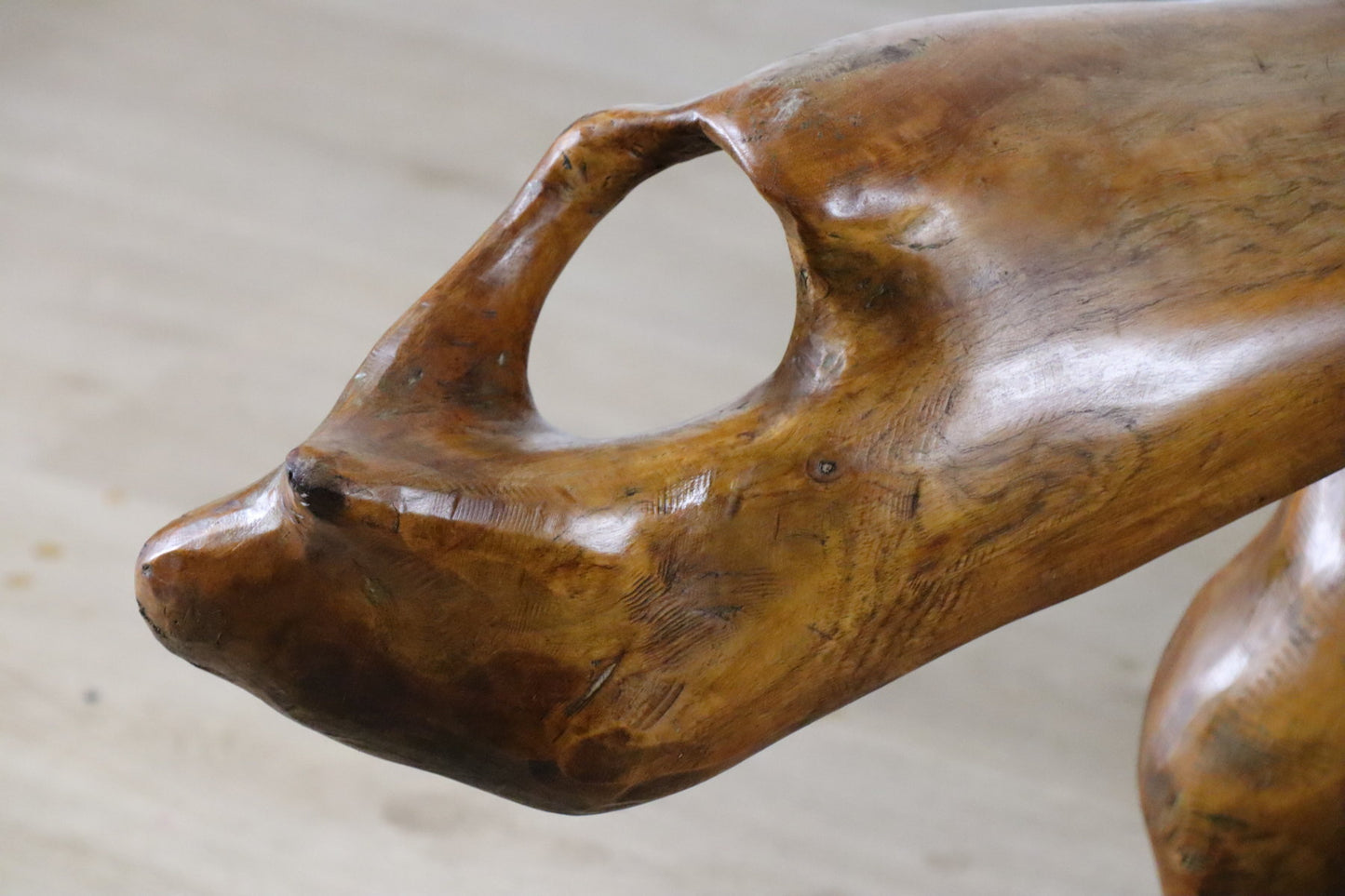Table basse sculpturale "Racine" brutaliste en orme massif