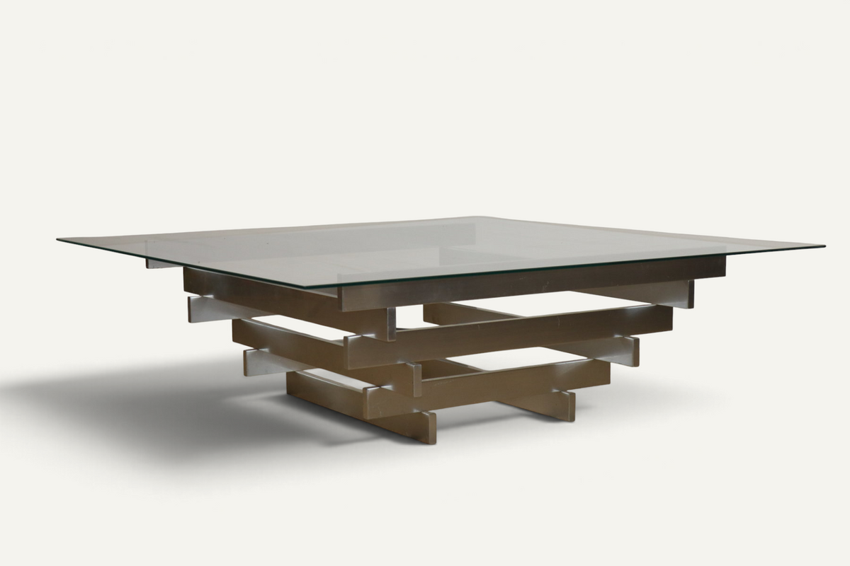 Table basse sculpturale en aluminium brossé et verre – années 1970