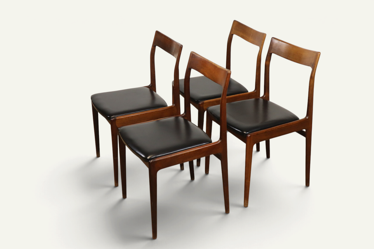 Série de 4 chaises vintage en teck et skaï noir – années 1960