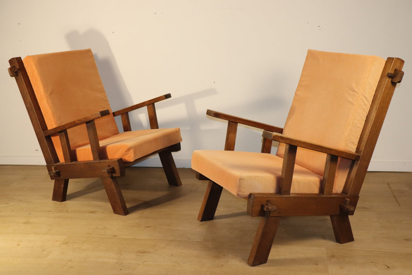 Paire de fauteuils brutalistes en chêne et velours – années 60/70