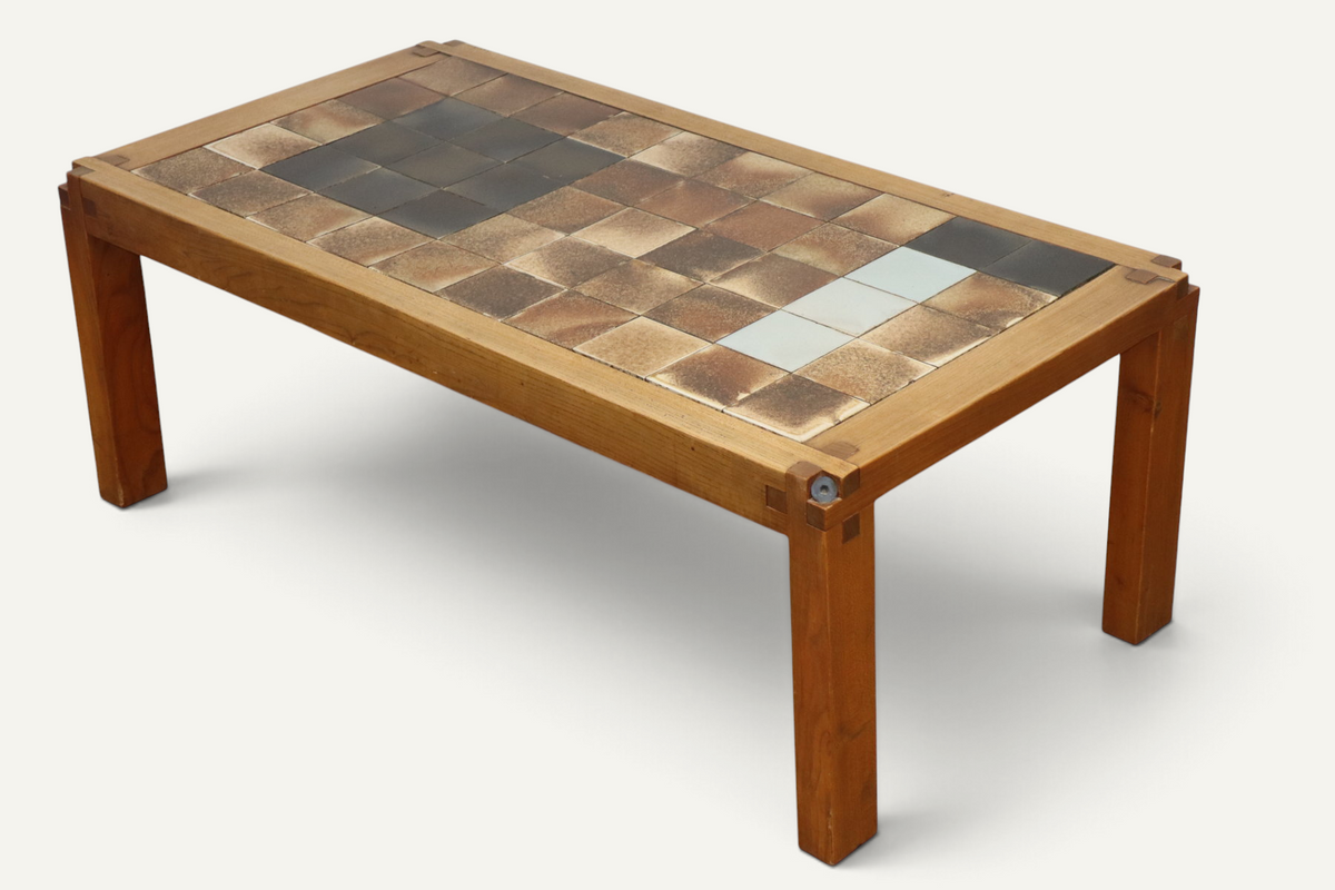 Table basse de Pierre Chapo en orme massif et céramique – vers 1960