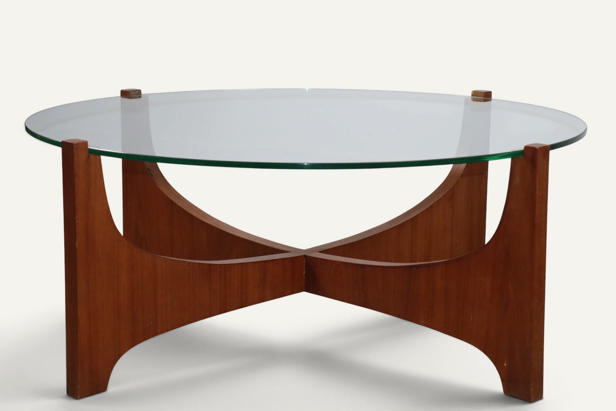 Table basse ronde en teck et verre, d’après Hugues Poignant – Années 60