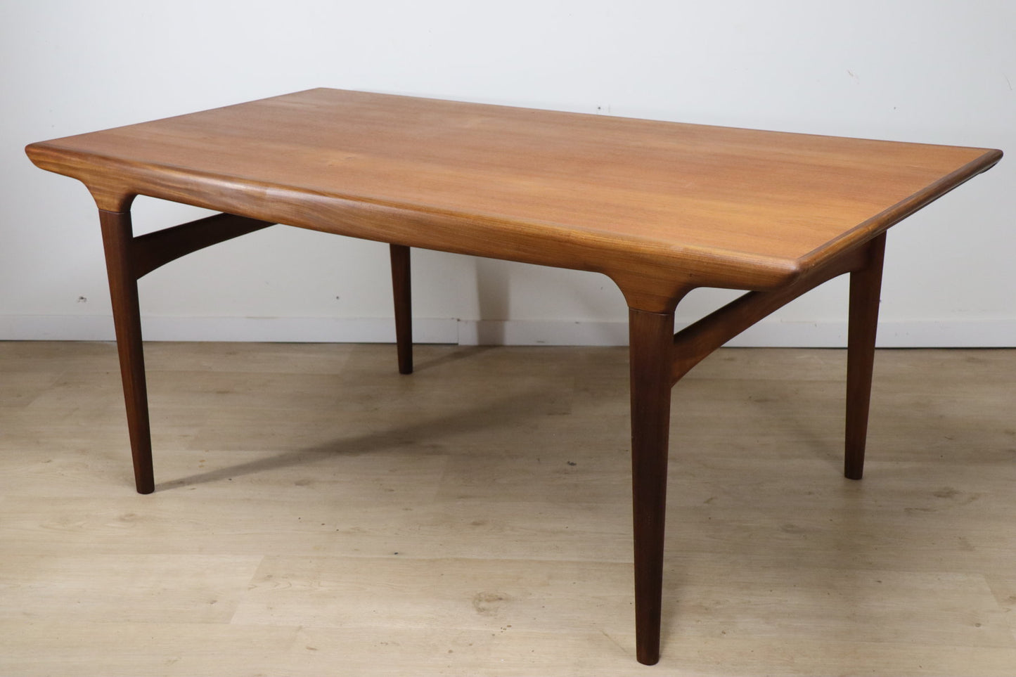 Table de repas scandinave par Johannes Andersen en teck, 1960