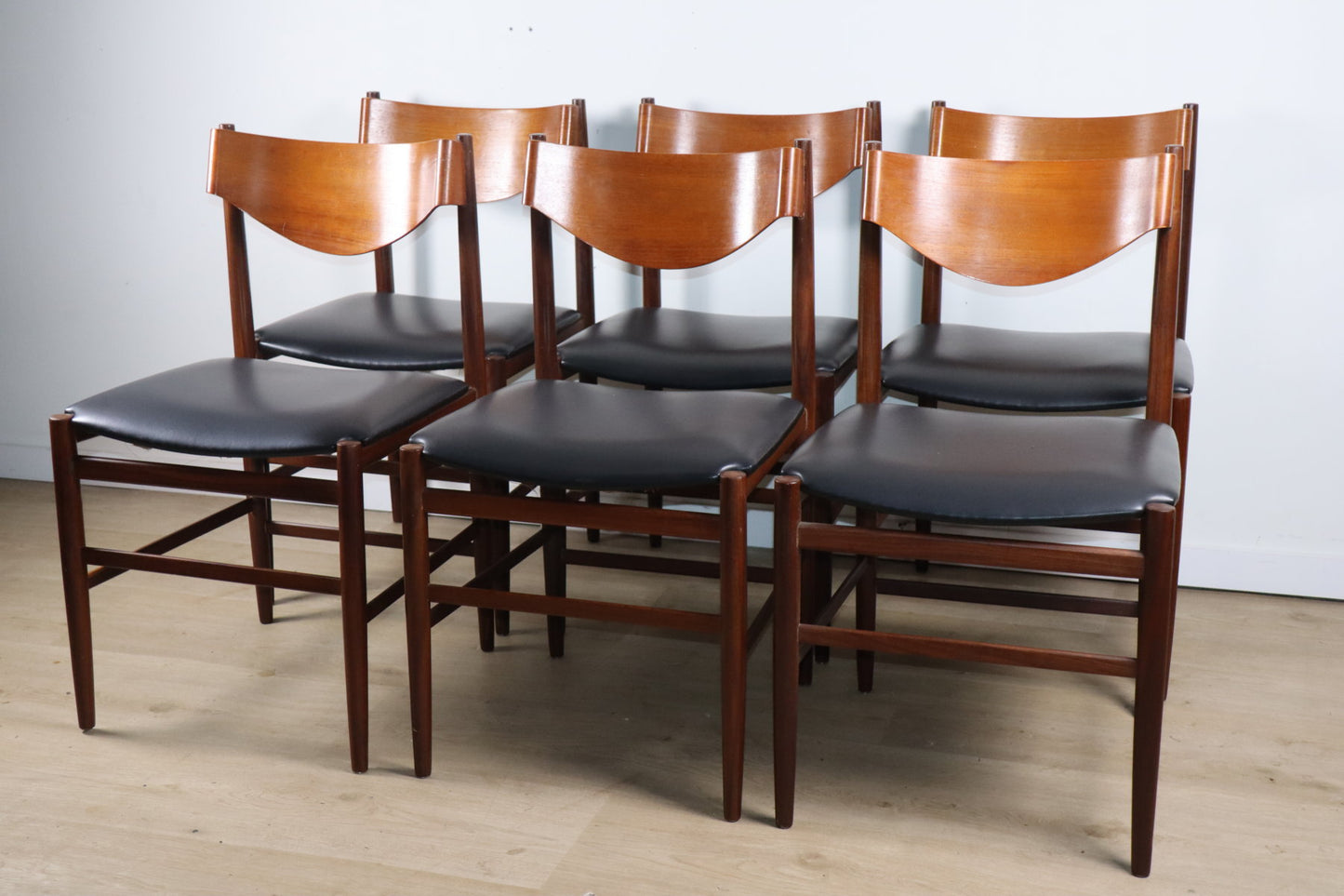 Série de 6 chaises Gianfranco Frattini en teck et skaï noir – années 60