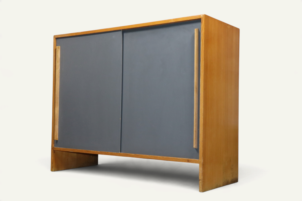 Meuble d’appoint vintage en bois à portes coulissantes – années 60