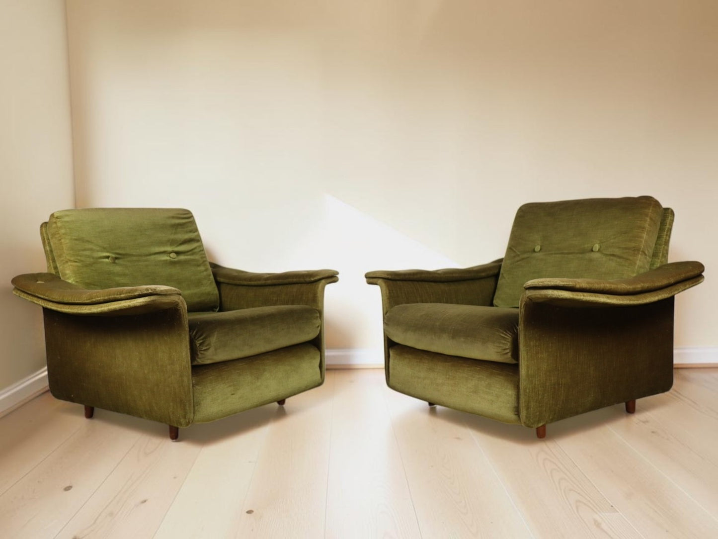 Paire de fauteuils vintage en velours – Années 60
