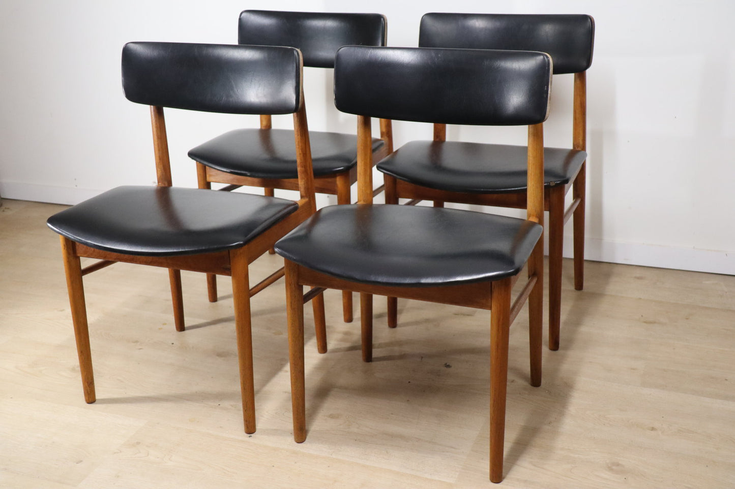 Série de 4 chaises scandinave en teck et skaï, 1960