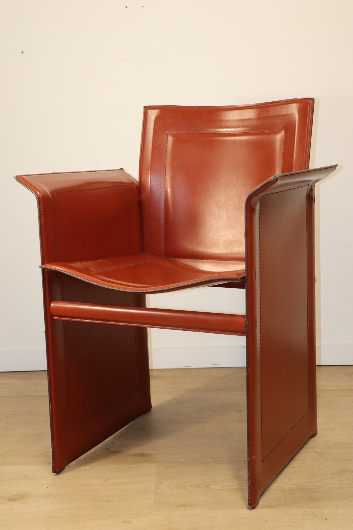 Fauteuil en cuir design minimaliste