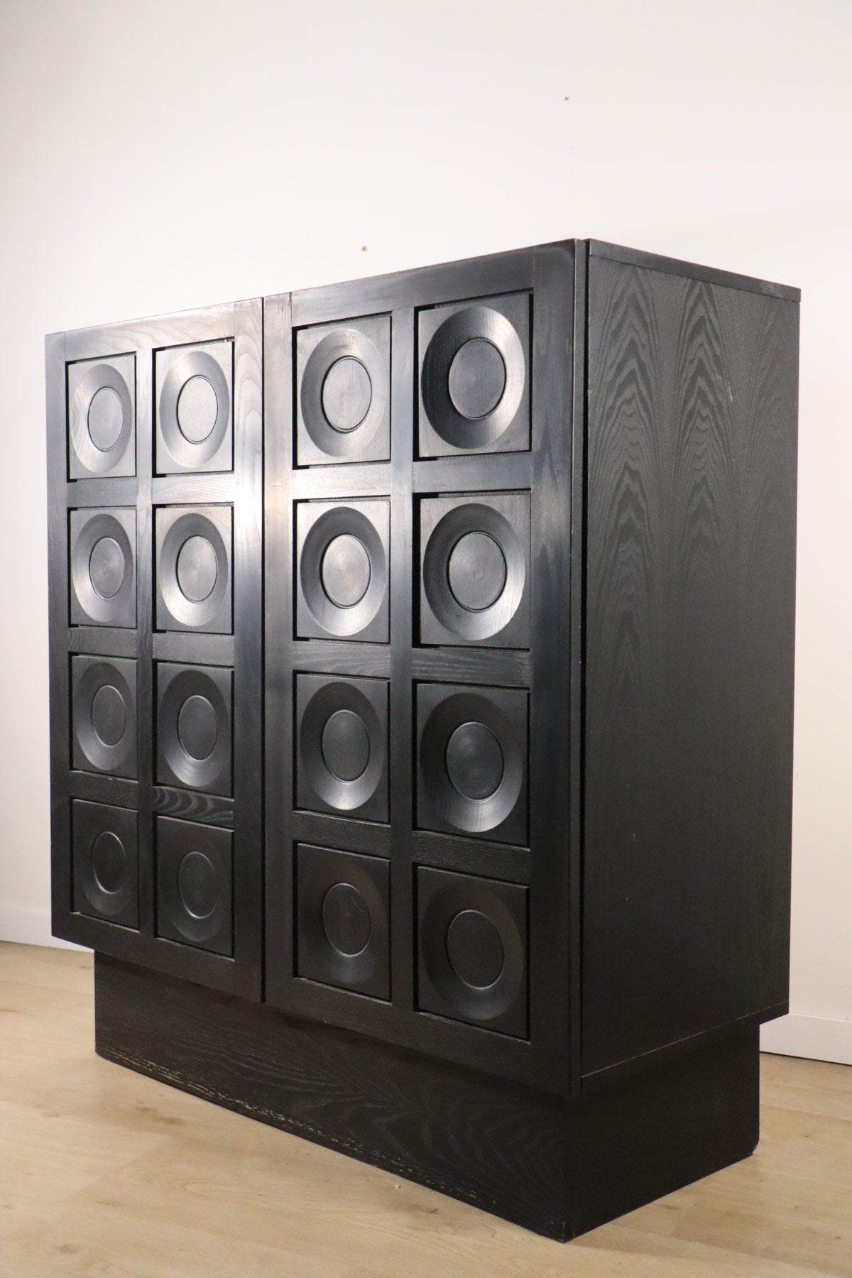 Cabinet buffet brutaliste sculpturale en bois noirci, 1970