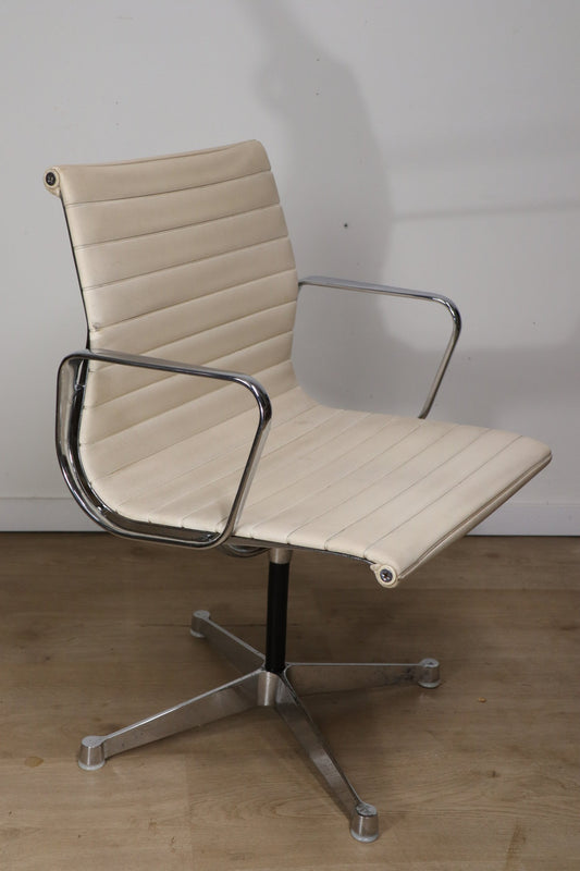 Fauteuil EA 108 en cuir – Charles & Ray Eames – Herman Miller – 1960