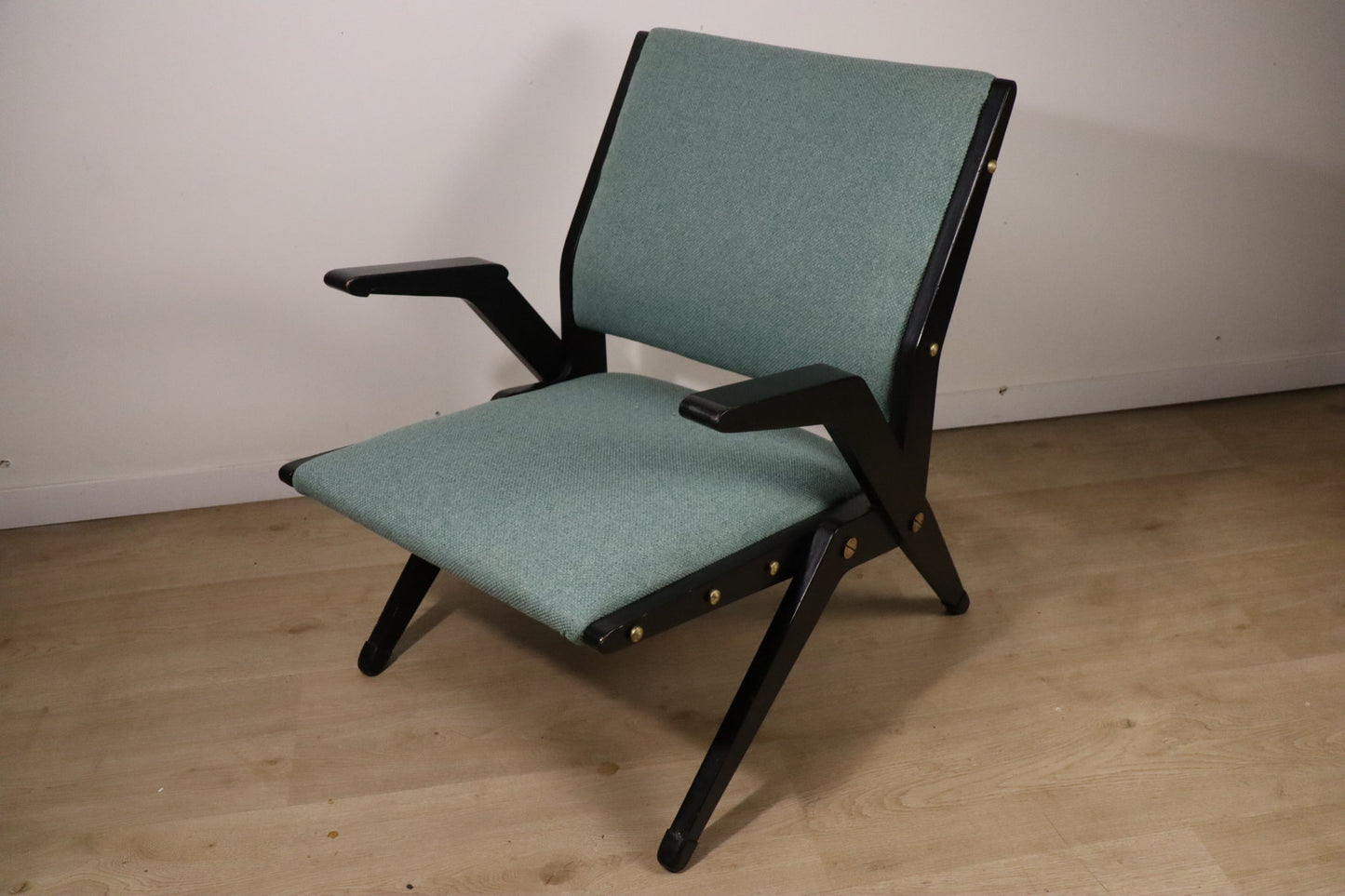 Fauteuil vintage années 60 en bois noir et tissu