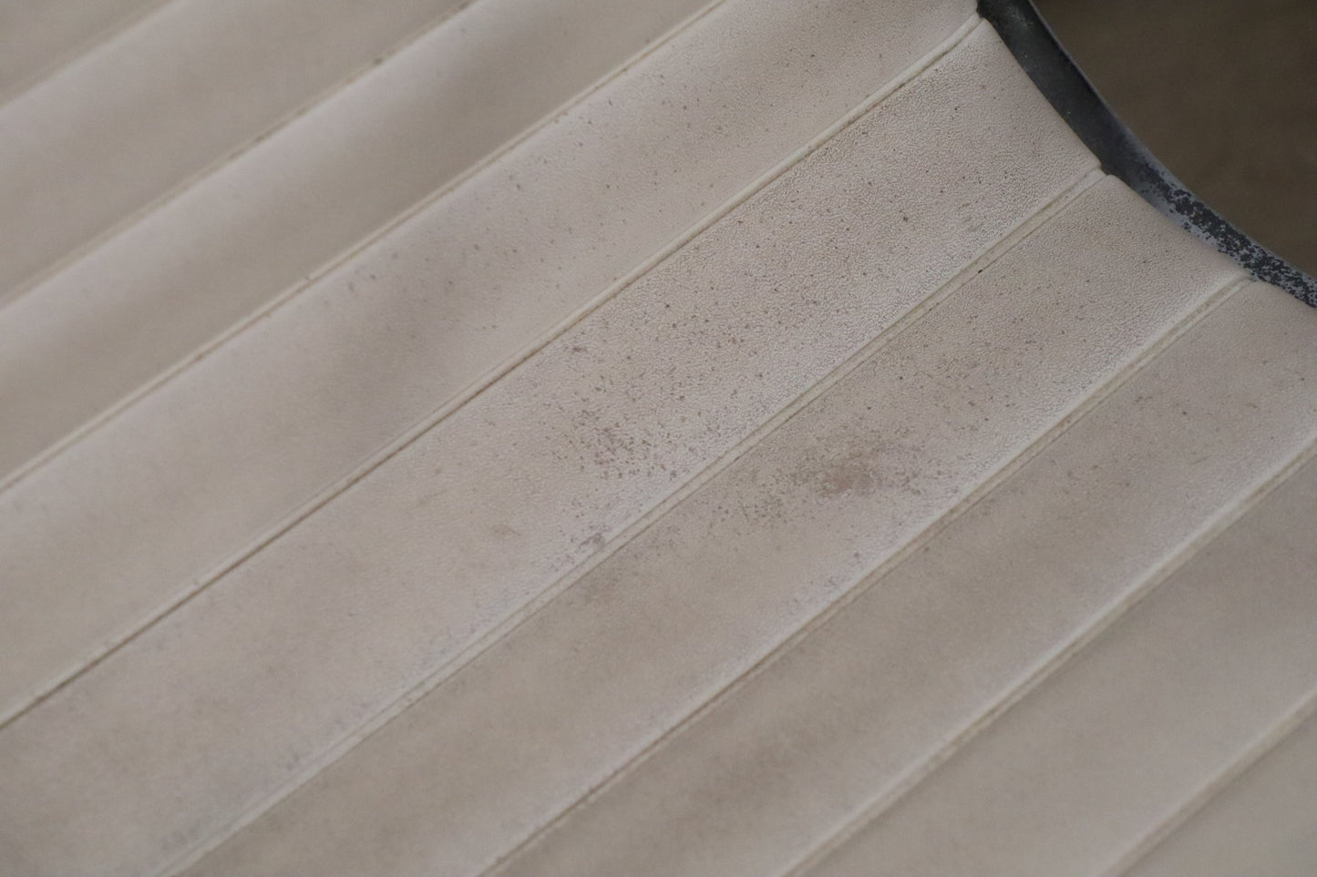 Fauteuil EA 108 en cuir – Charles & Ray Eames – Herman Miller – 1960