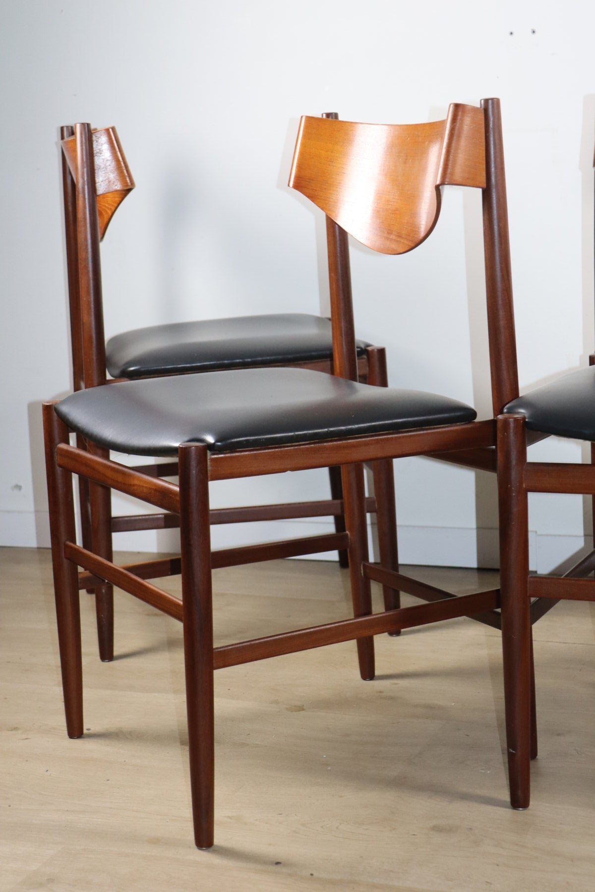 Série de 6 chaises Gianfranco Frattini en teck et skaï noir – années 60
