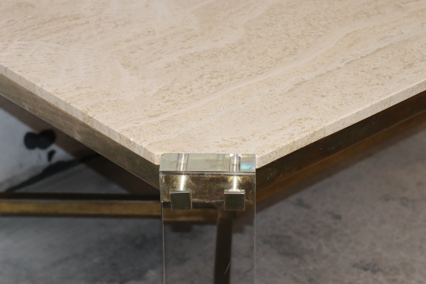 Table de repas années 70 en travertin, métal doré et plexiglas