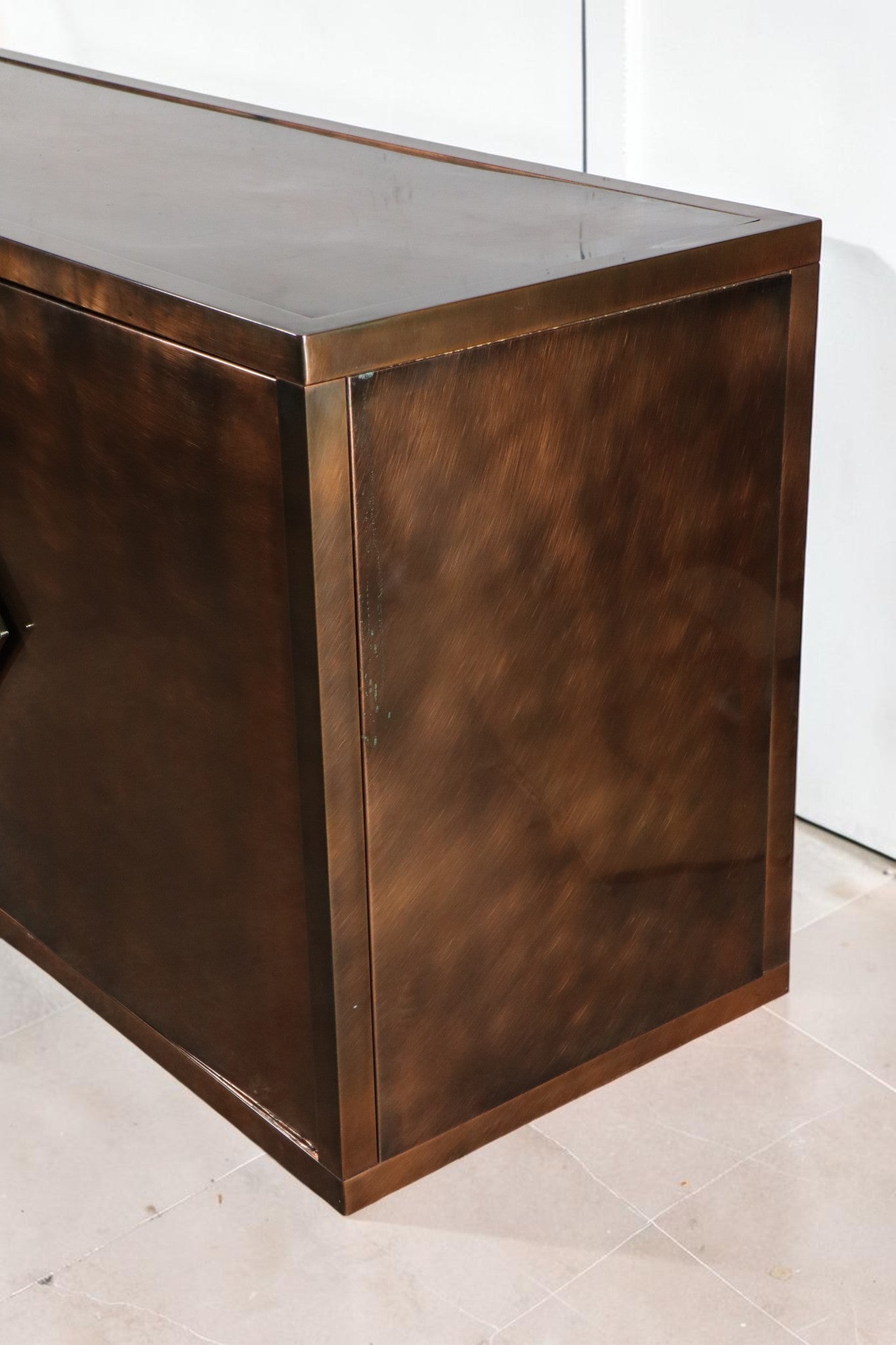 Enfilade minimaliste en métal patiné bronze, années 70