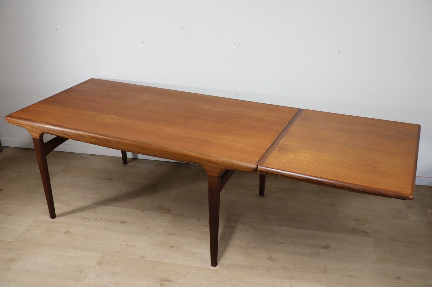 Table de repas scandinave par Johannes Andersen en teck, 1960