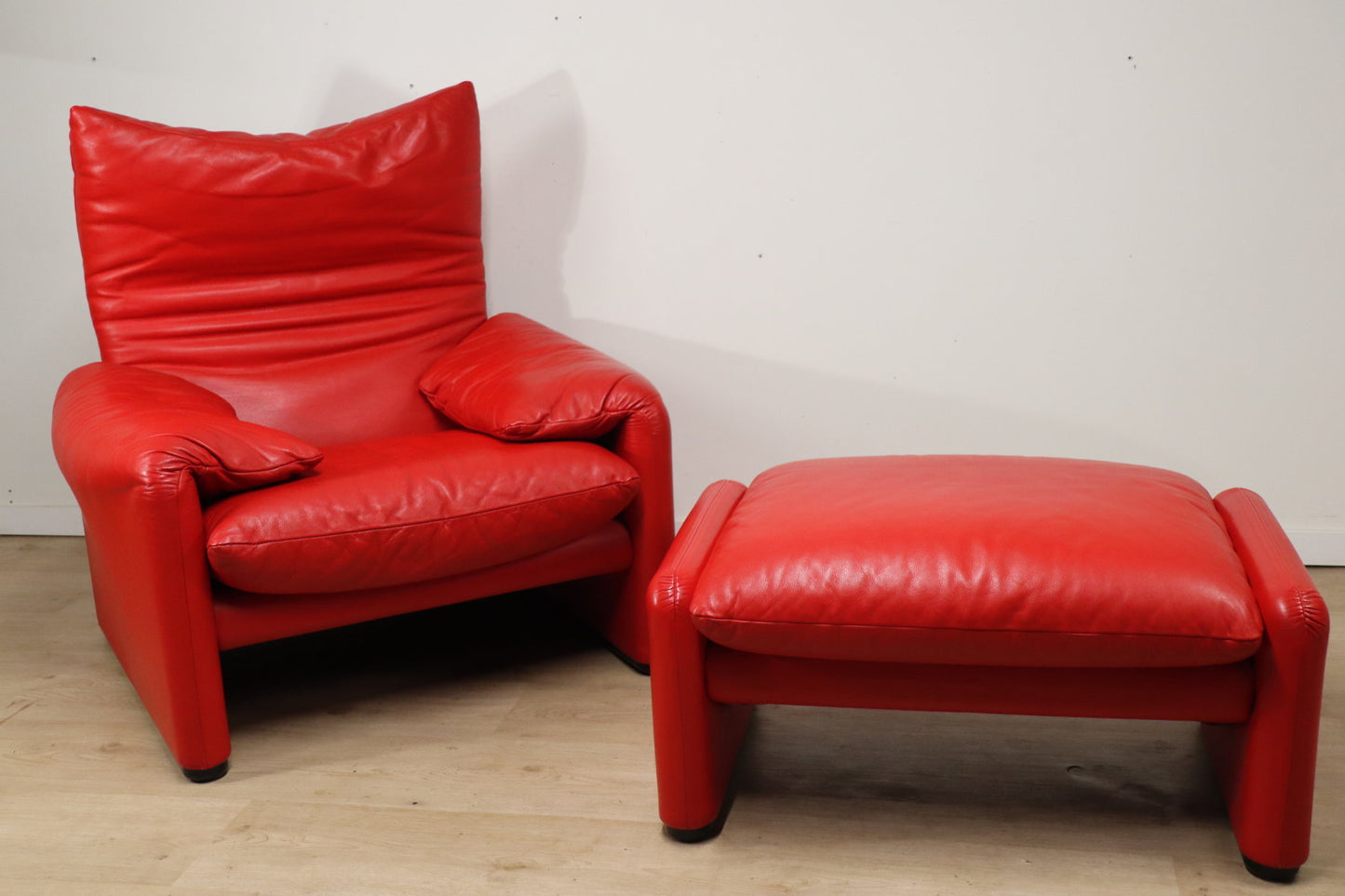 Fauteuil et ottoman Maralunga par Vico Magistretti pour Cassina