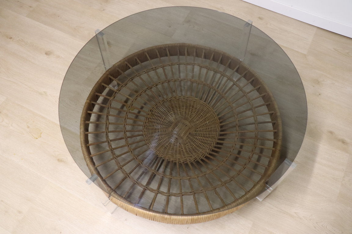 Table basse vintage en verre, rotin et lucite années 70