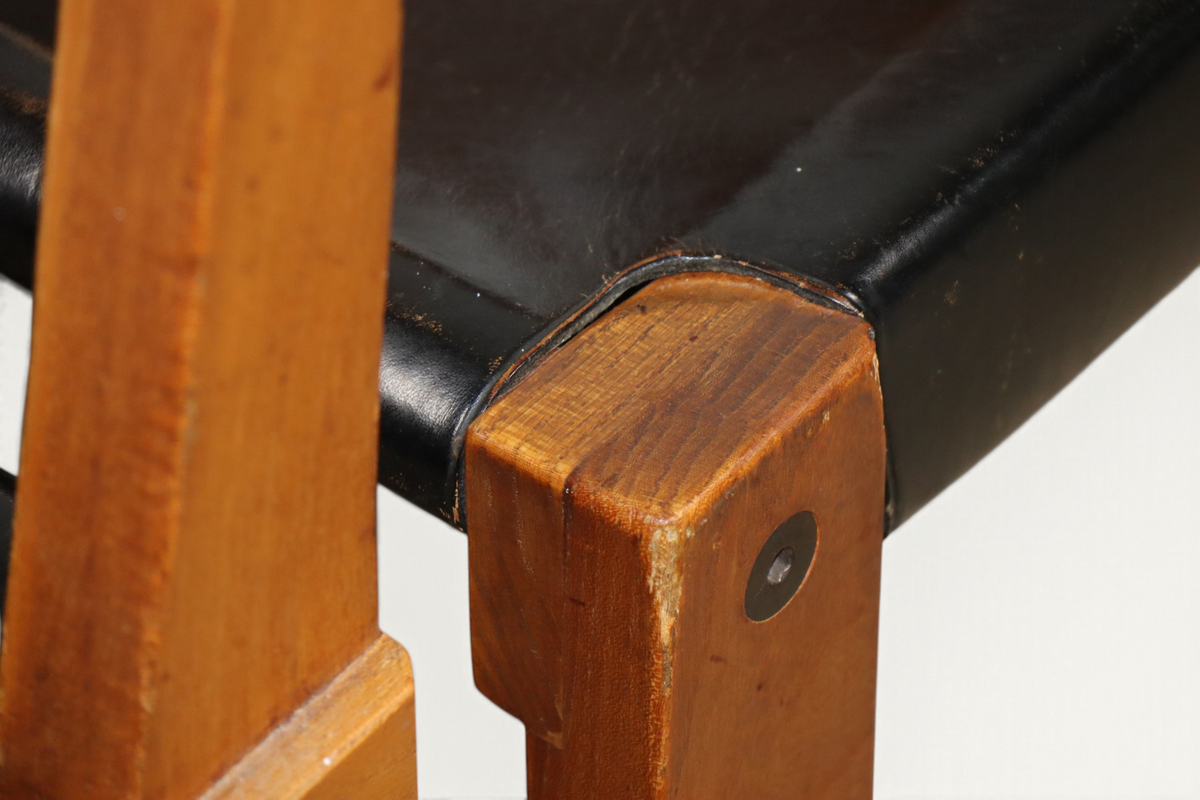 Série de 4 chaises S24 de Pierre Chapo – Orme massif et cuir noir – 1970