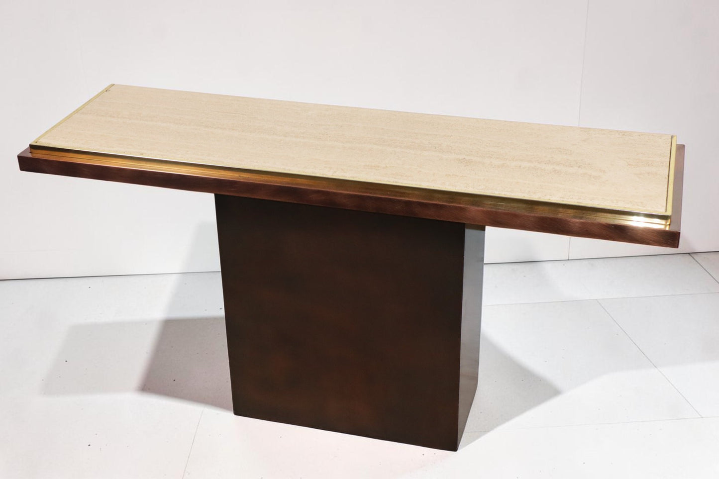 Console minimaliste en travertin et métal patiné — années 70