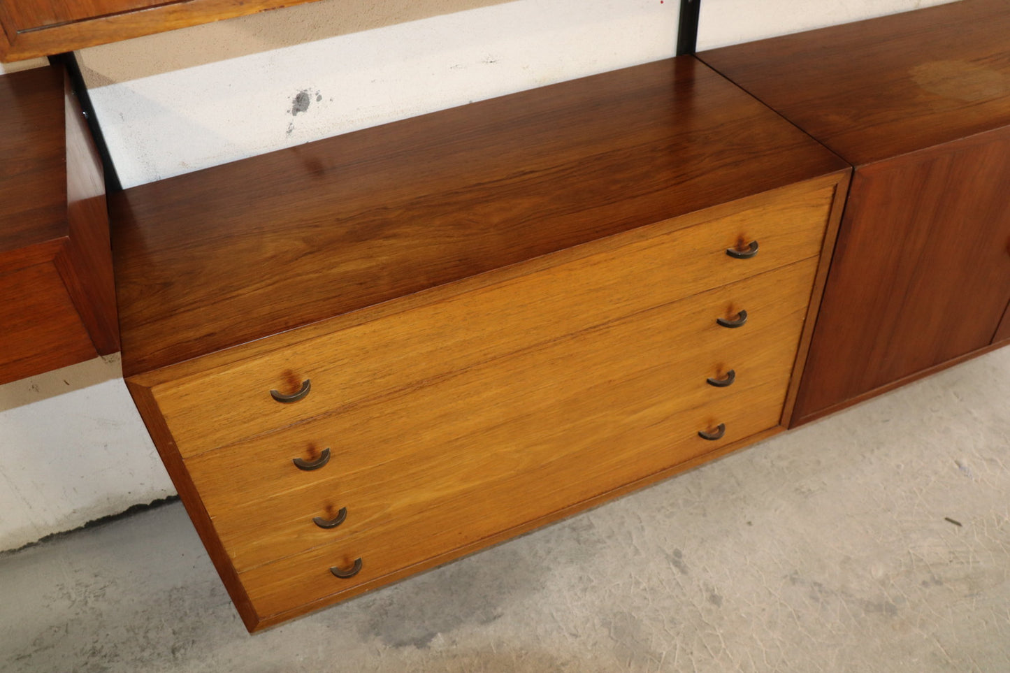 Bibliothèque murale modulable en teck et laiton – années 60