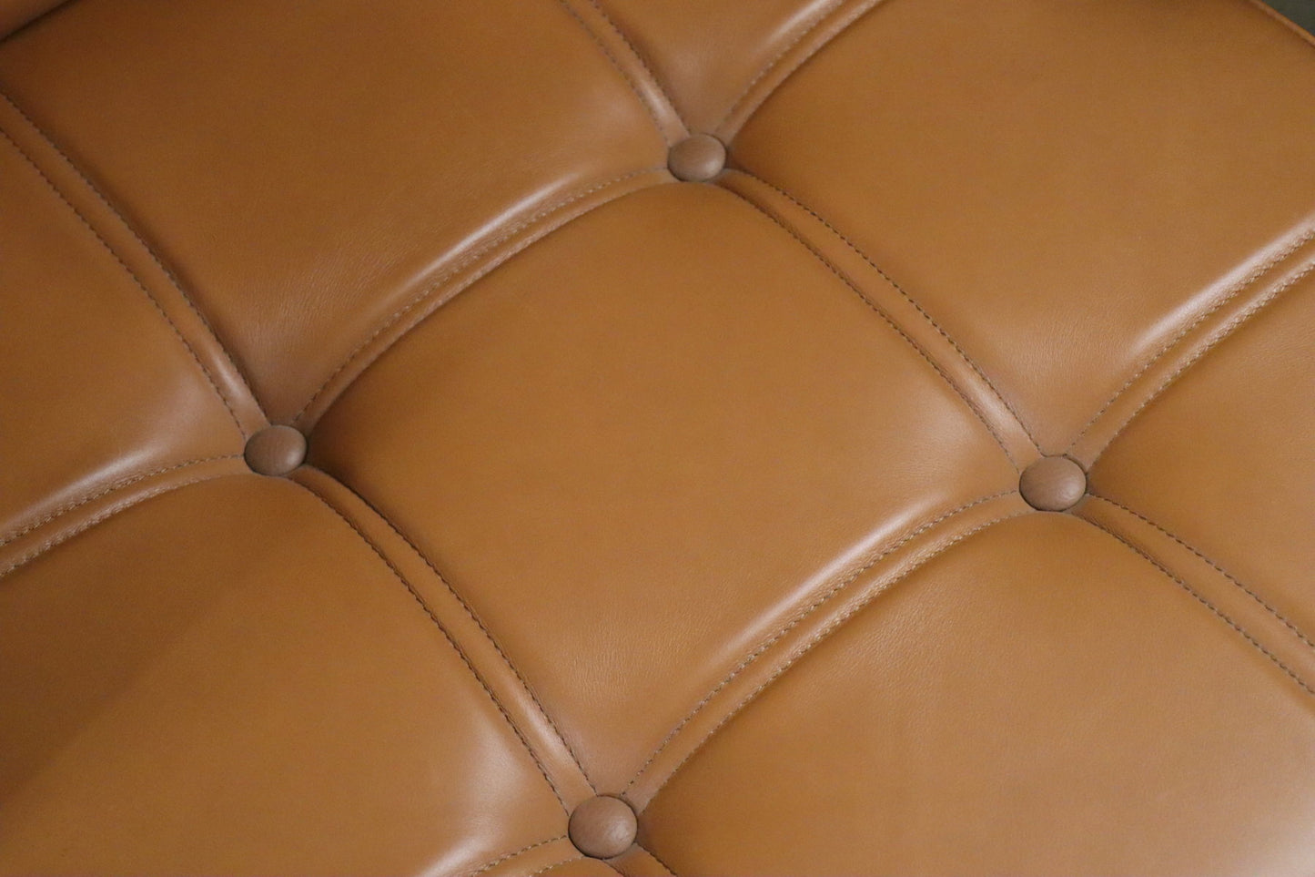 Paire de fauteuils vintage années 50 en bois noir et cuir caramel