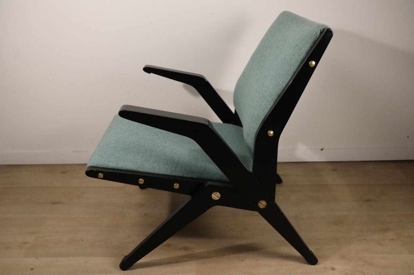 Fauteuil vintage années 60 en bois noir et tissu