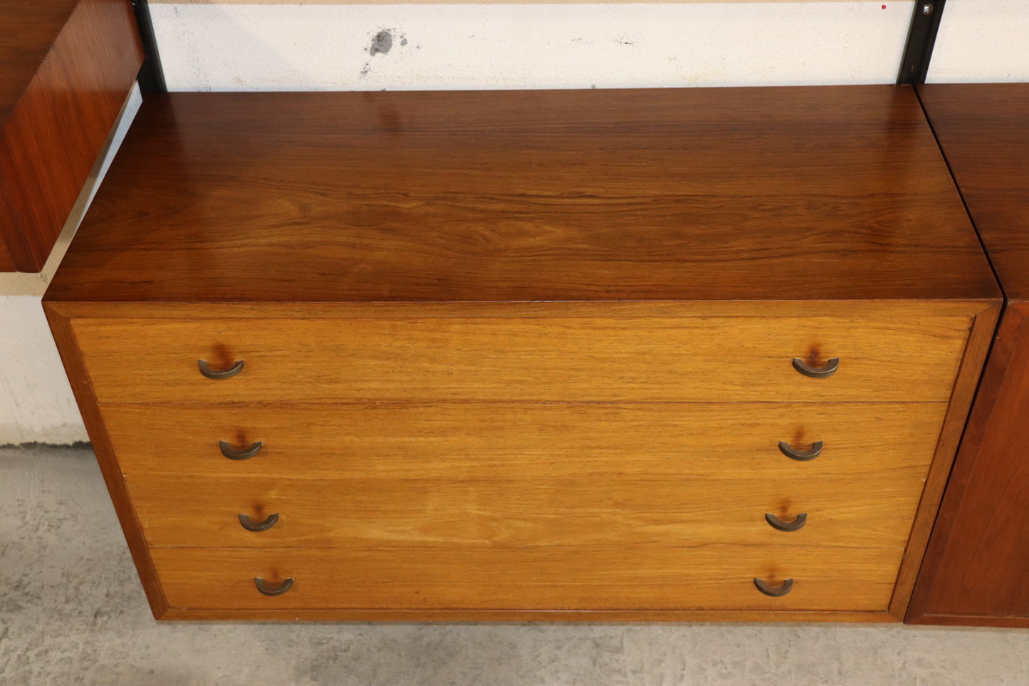 Bibliothèque murale modulable en teck et laiton – années 60