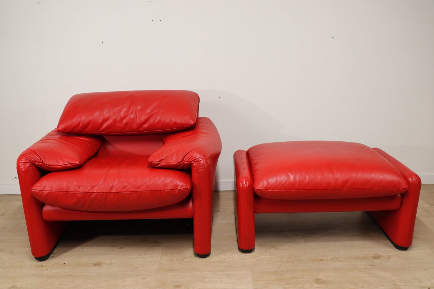 Fauteuil et ottoman Maralunga par Vico Magistretti pour Cassina