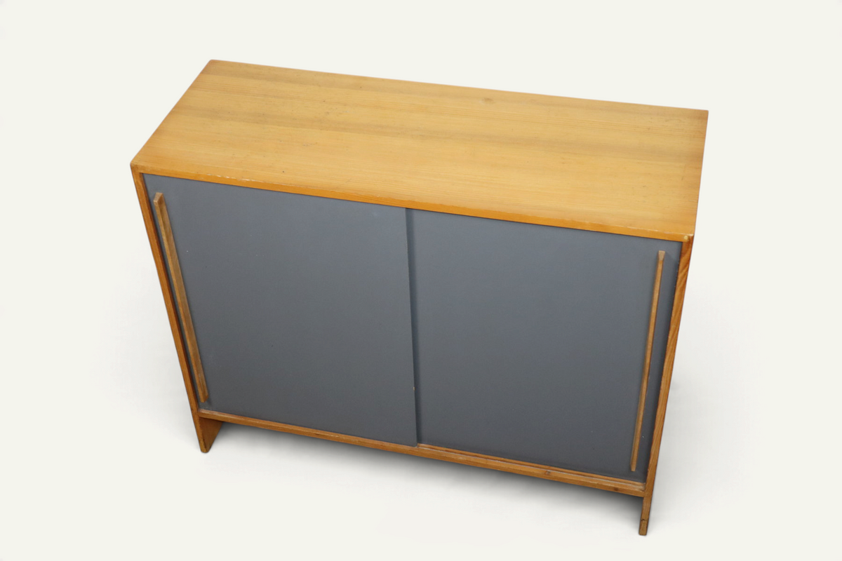 Meuble d’appoint vintage en bois à portes coulissantes – années 60