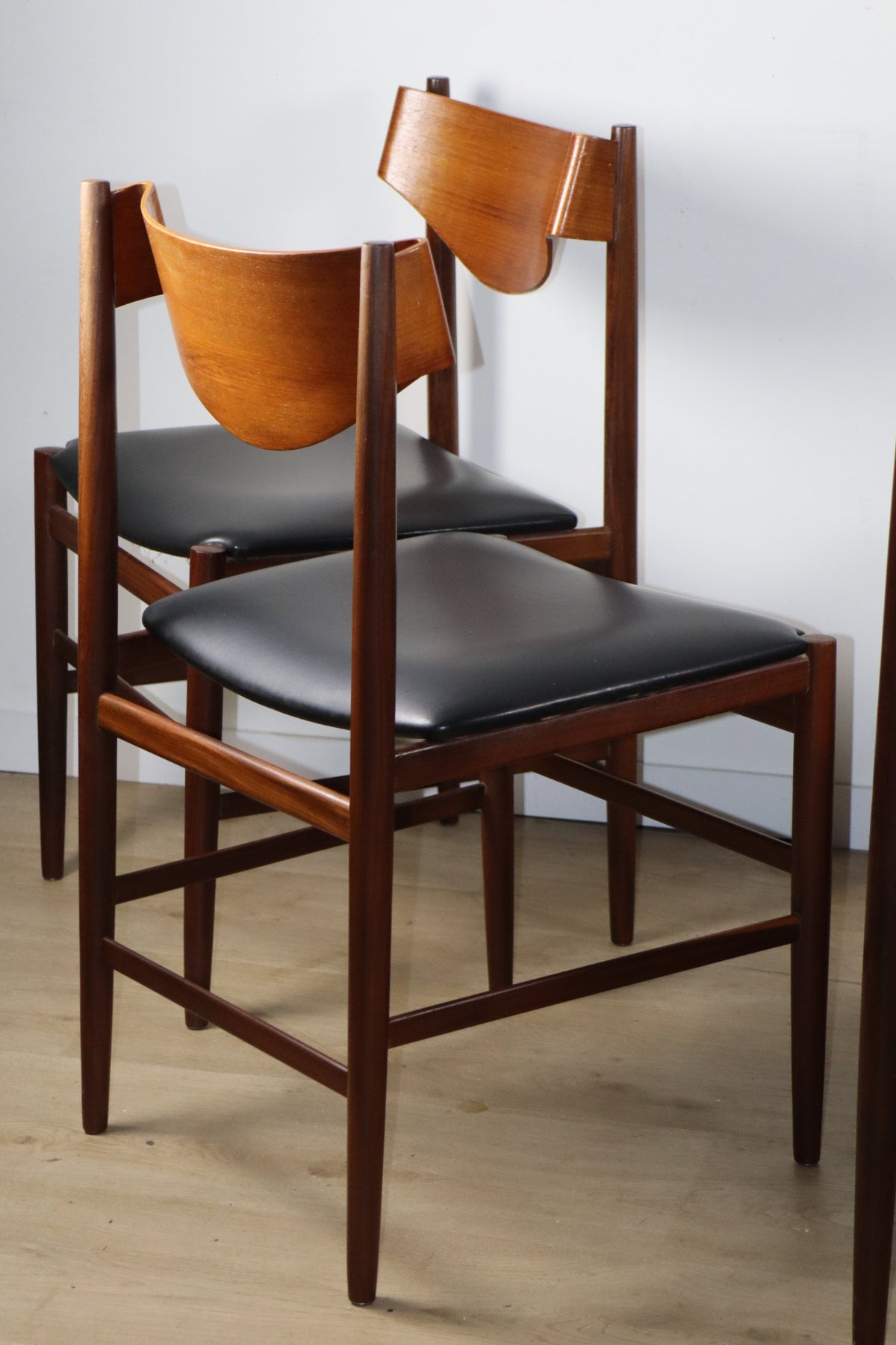 Série de 6 chaises Gianfranco Frattini en teck et skaï noir – années 60