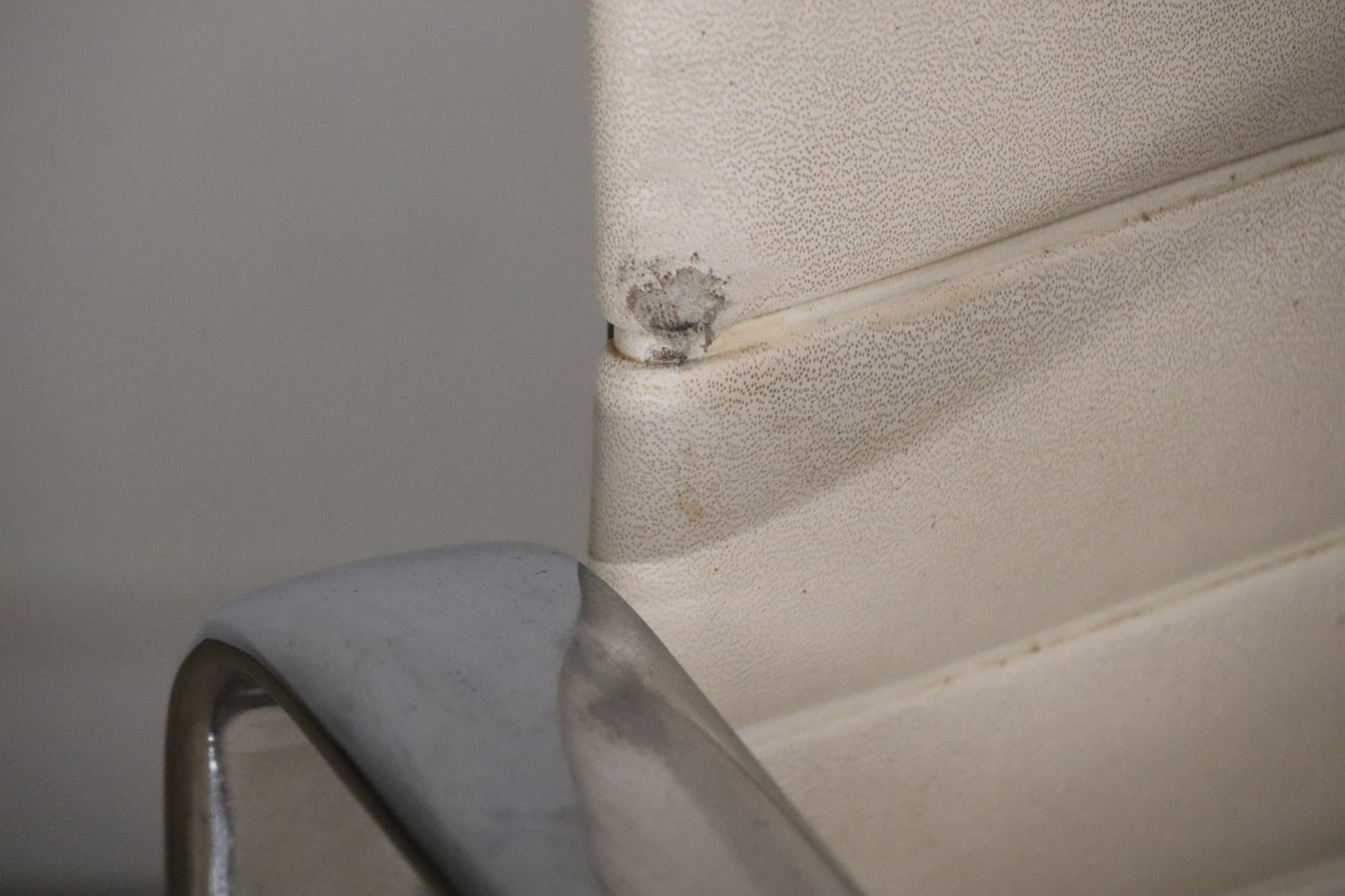 Fauteuil EA 108 en cuir – Charles & Ray Eames – Herman Miller – 1960