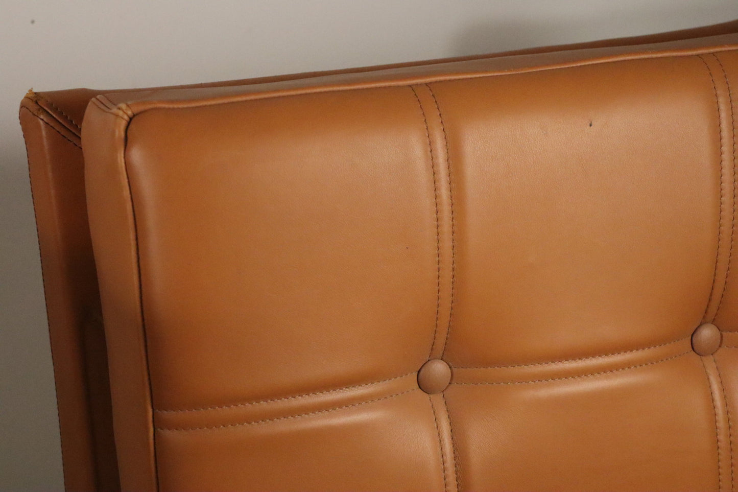 Paire de fauteuils vintage années 50 en bois noir et cuir caramel