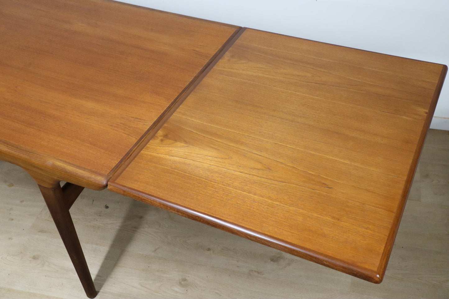 Table de repas scandinave par Johannes Andersen en teck, 1960