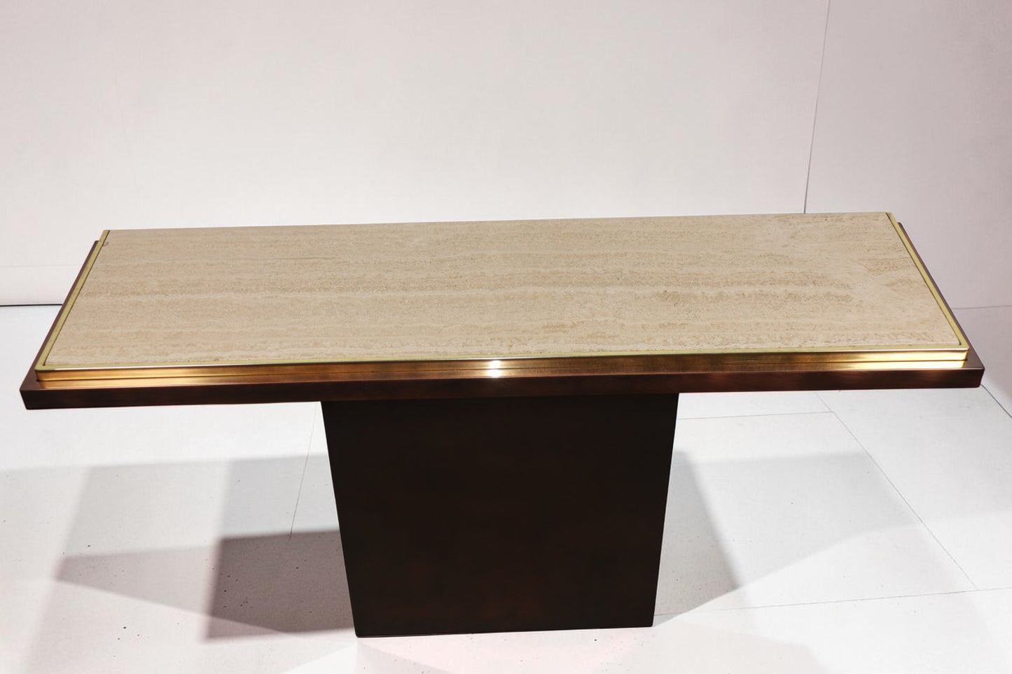 Console minimaliste en travertin et métal patiné — années 70