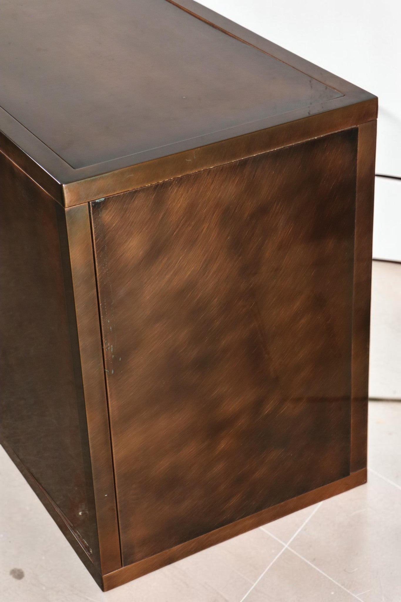Enfilade minimaliste en métal patiné bronze, années 70
